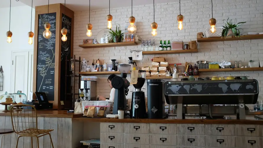 Quầy và bàn ghế gỗ yên tĩnh ở tầng 2 quán cafe